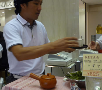 相模原伊勢丹－美味しい緑茶を飲んでください。試飲中です！