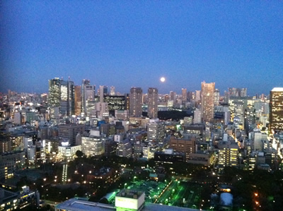 東京の夜景　満月です