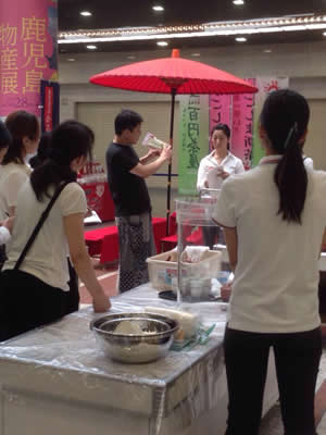 お茶の説明をする俺